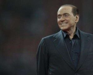 Berlusconi, hai visto come è dimagrito? Dieta, piscina e 5 km a piedi