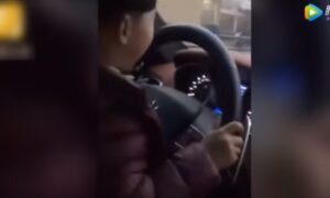 YOUTUBE Cina, bimbo alla guida di una Maserati in mezzo al traffico