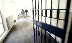 Carcere minorile a luci rosse: giovani detenuti costretti a rapporti con le secondine