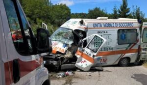 Pergola, schianto ambulanza-tir: muore il paziente trasportato