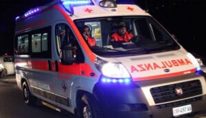 Milano, ambulanza si scontra con un’auto e si ribalta: sette feriti