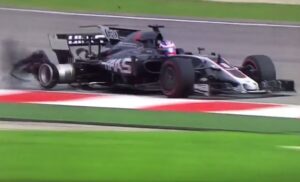 F1 Gp Malesia: incidente per Romain Grosjean a causa di un tombino alzato