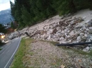 Bergamo: frana in val Taleggio, bloccata la strada degli Orridi