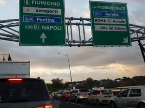 Incidente Roma, schianto tra due auto una moto sul Grande Raccordo Anulare: un morto