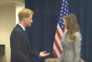 Linguaggio corpo svela quello che principe Harry pensa di Melania Trump durante l'incontro a Toronto