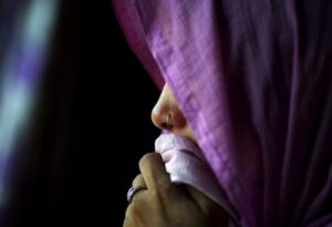 India, donna stuprata in casa da tre uomini. Usata anche una bottiglia