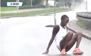 Maratona Varsavia, keniana si accascia al traguardo