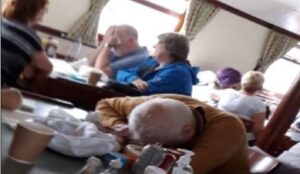 Liverpool, mare mosso: decine di anziani a bordo della nave museo vomitano per tutto il viaggio