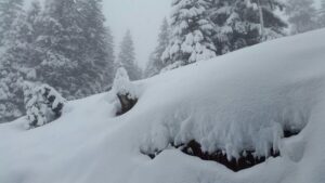 Maltempo, neve e grandine sulle Dolomiti: strada blocata
