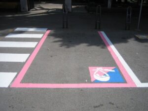 Pontida, parcheggi rosa per donne incinte ed etero. Polemica sulla Lega