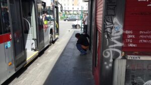 Roma: straniera defeca al capolinea dei bus a Termini davanti a tutti VIDEO