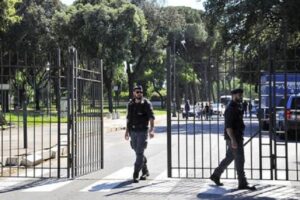 Roma: tenta di violentare una turista nel parco di Colle Oppio, arrestato