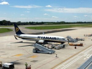 Ryanair cancella 2mila voli a ottobre: cosa succede a chi ha già prenotato