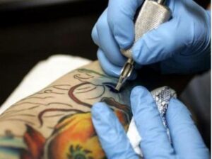 Tatuaggi, nanoparticelle di colore vanno nel sangue