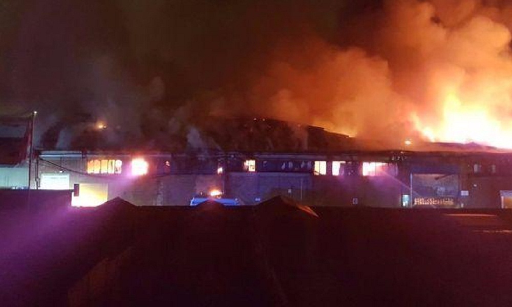 Londra, incendio in un magazzino a Tottenham: al lavoro 100 pompieri