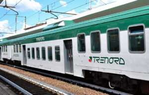 Treni Milano-Lecco, nuove corse promesse, ma non ci sono. Pendolari contro Trenord