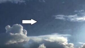 "Ufo gemelli" nel Regno unito: misteriosi oggetti volanti a Plymouth VIDEO