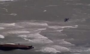 YOUTUBE Uragano Maria: mamma con due figli salvata dalla barca capovolta 