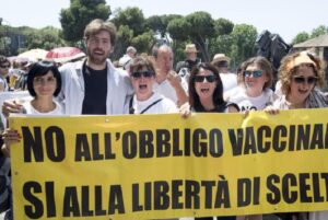 No vax chiamano Carabinieri, ma sono loro i fuorilegge: no vaccino, no asilo. Fake news Raggi su mono dosi