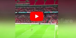 YOUTUBE aeroplanino di carta in gol, ovazione a Wembley