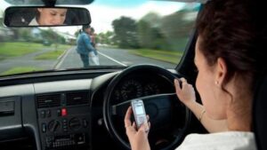 Incidenti stradali, è allarme cellulari: nel Regno Unito sono la prima causa di morte su strada