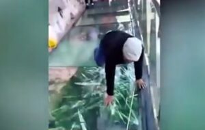 Cina, ponte sospeso di vetro si rompe: turista terrorizzato