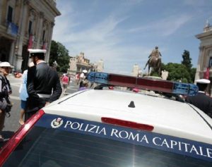 Vigili urbani aggrediti a Roma per una multa, tre arresti all'Esquilino