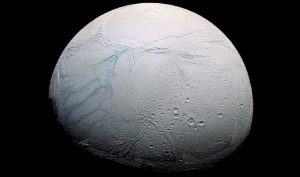 Encelado, caccia alla vita sulla luna di Saturno: metano prodotto dai batteri?