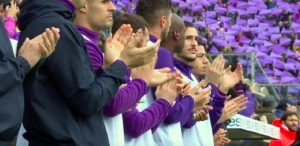 Fiorentina-Benevento, minuto di silenzio emozionante. Squadre si fermano al 13' per Davide Astori