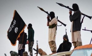 Alcuni miliziani dell'Isis in un video di propaganda dello Stato Islamico (foto Ansa)