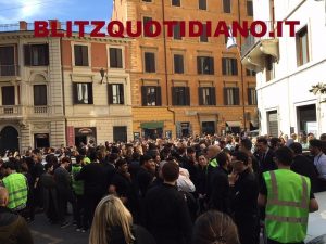 Allarme alla Rinascente di Roma: tutti evacuati