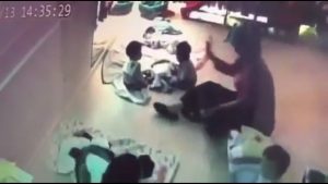 Taiwan, assistente per l'infanzia picchia bambina di 8 mesi sulla fronte