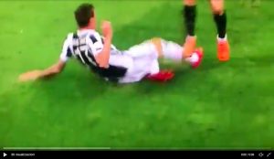 Inter-Juventus, video espulsione Vecino con VAR: piede a martello su Mandzukic