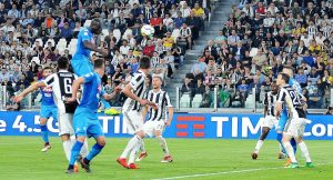 Napoli batte Juventus e riapre campionato, Lazio e Inter rispondono alla Roma in zona Champions