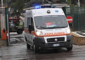 Modena, 15enne precipita dal quarto piano e muore dopo un'ora di agonia (foto Ansa)
