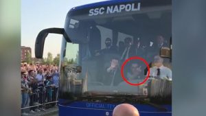Napoli, Sarri: "Dito medio a tifosi Juventus? Io vengo dalla strada..."