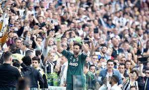 Buffon, addio alla Juventus tra lacrime standing ovation