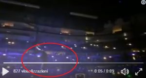 U2, Bono cade sul palco di Chicago VIDEO