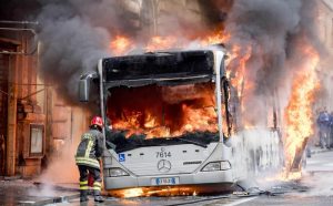 Bus che vanno a fuoco a Roma, adesso è colpa dei cinesi? O di chi "legge" i contachilometri in Atac?