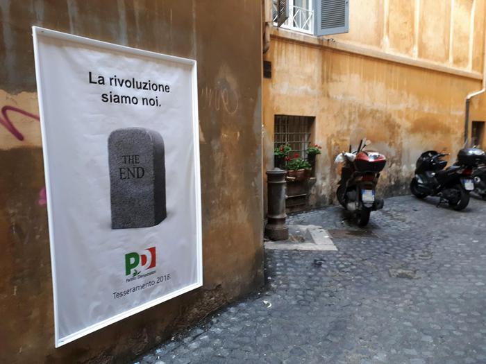 Pd, finto manifesto con lapide "The end". La satira torna in centro a Roma FOTO