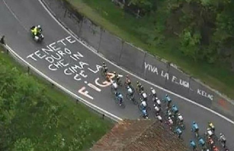 Giro d'Italia, la scritta sull'asfalto: "In cima c'è la f..." FOTO