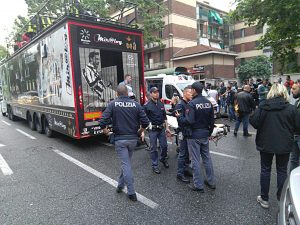 Juventus, camion dei tifosi urta cavi del tram: due gravi