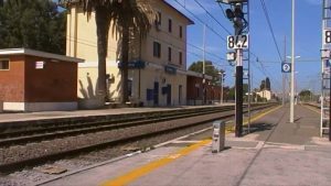 Santa Severa, attraversa binari in stazione: travolto e ucciso dal treno