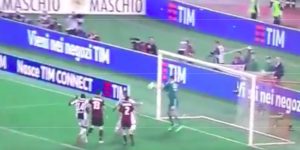 Juventus-Milan, papere Donnarumma sui gol di Benatia e Douglas Costa