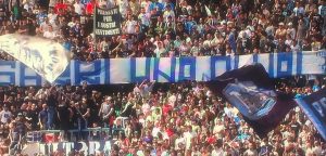 VIDEO Napoli, i tifosi sono con Sarri: "Uno di noi". Cori contro De Laurentiis. Da YouTube