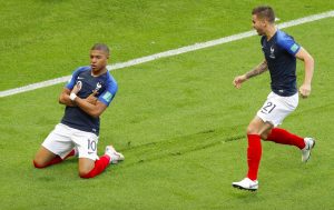 Kylian Mbappé ha demolito l'Argentina con una doppietta. Francia ai quarti di finale dei Mondiali 2018 (Ansa)