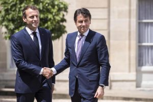 Macron insulta l'Italia, Conte gli bacia l'anello, sono 12 secoli che va avanti così...