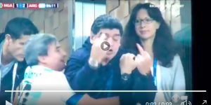 Maradona, gestacci e dito medio dopo il gol di Rojo