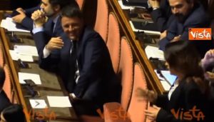 YOUTUBE Matteo Renzi invita Paola Taverna a sedere tra i banchi del Pd