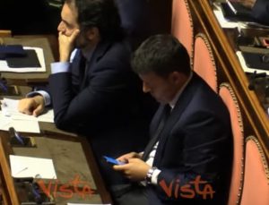 YOUTUBE Renzi chatta mentre Conte parla al Senato